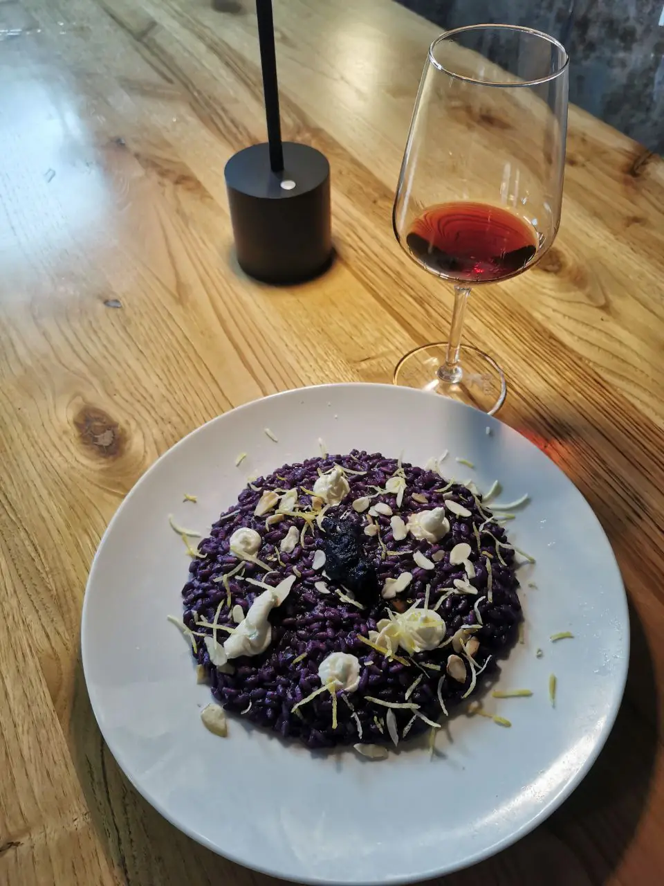 Degustación de vino Etna con bocadillo típico