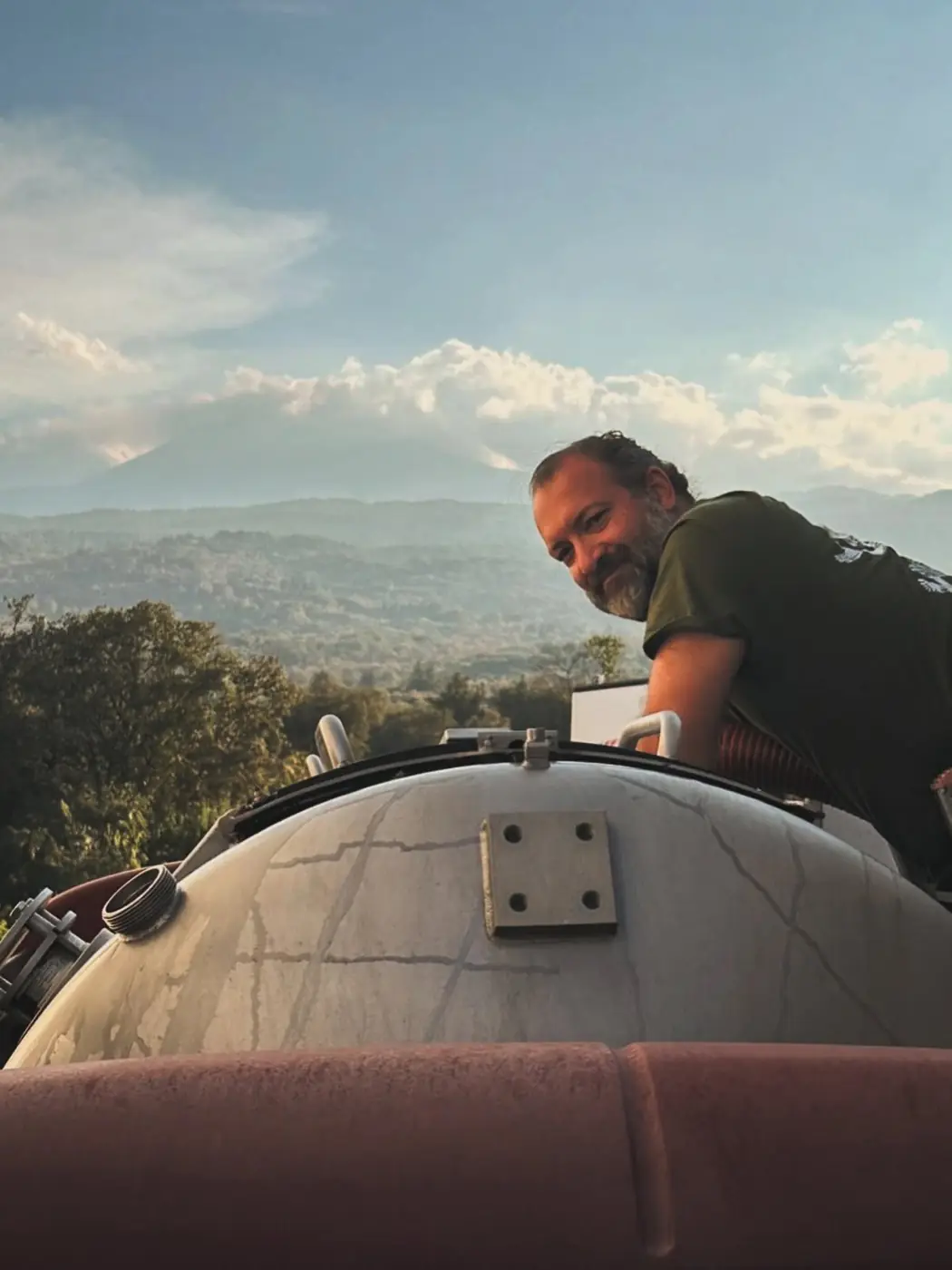 Lavoro in cantina durante la vendemmia a Contrada Martinella, con l’Etna tra le nuvole sullo sfondo